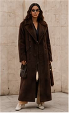 Mannequin en manteau long brun structuré