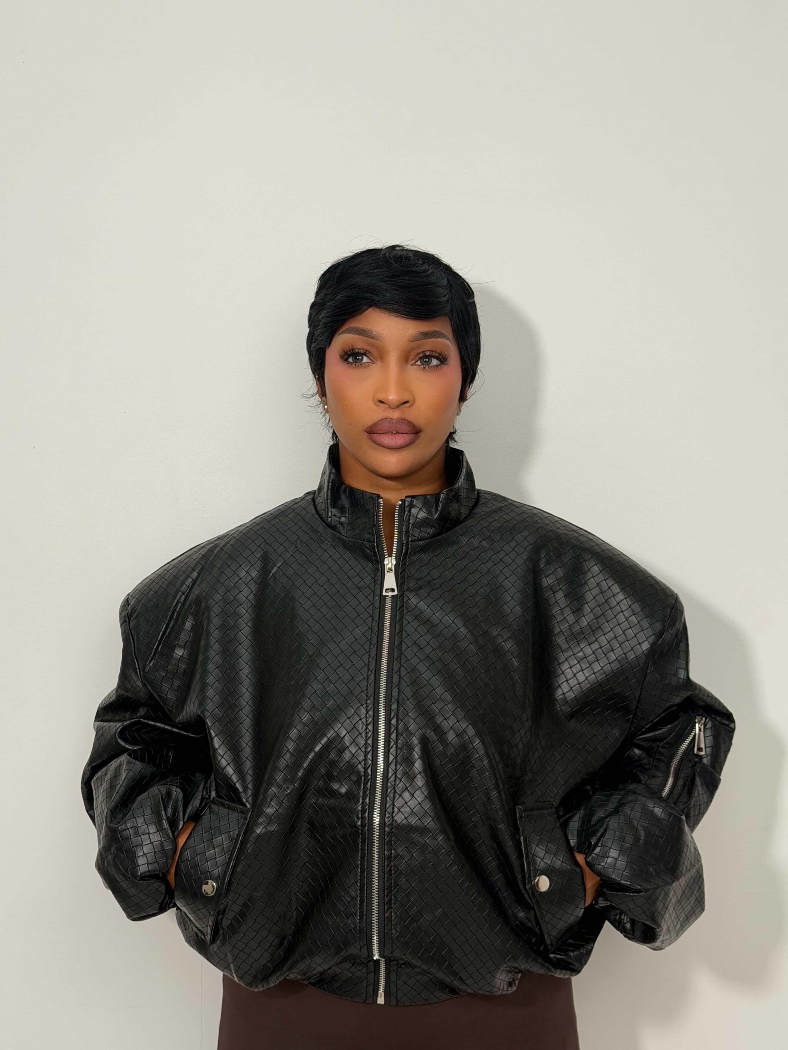Mannequin en manteau de fourrure brune sur fond sombre